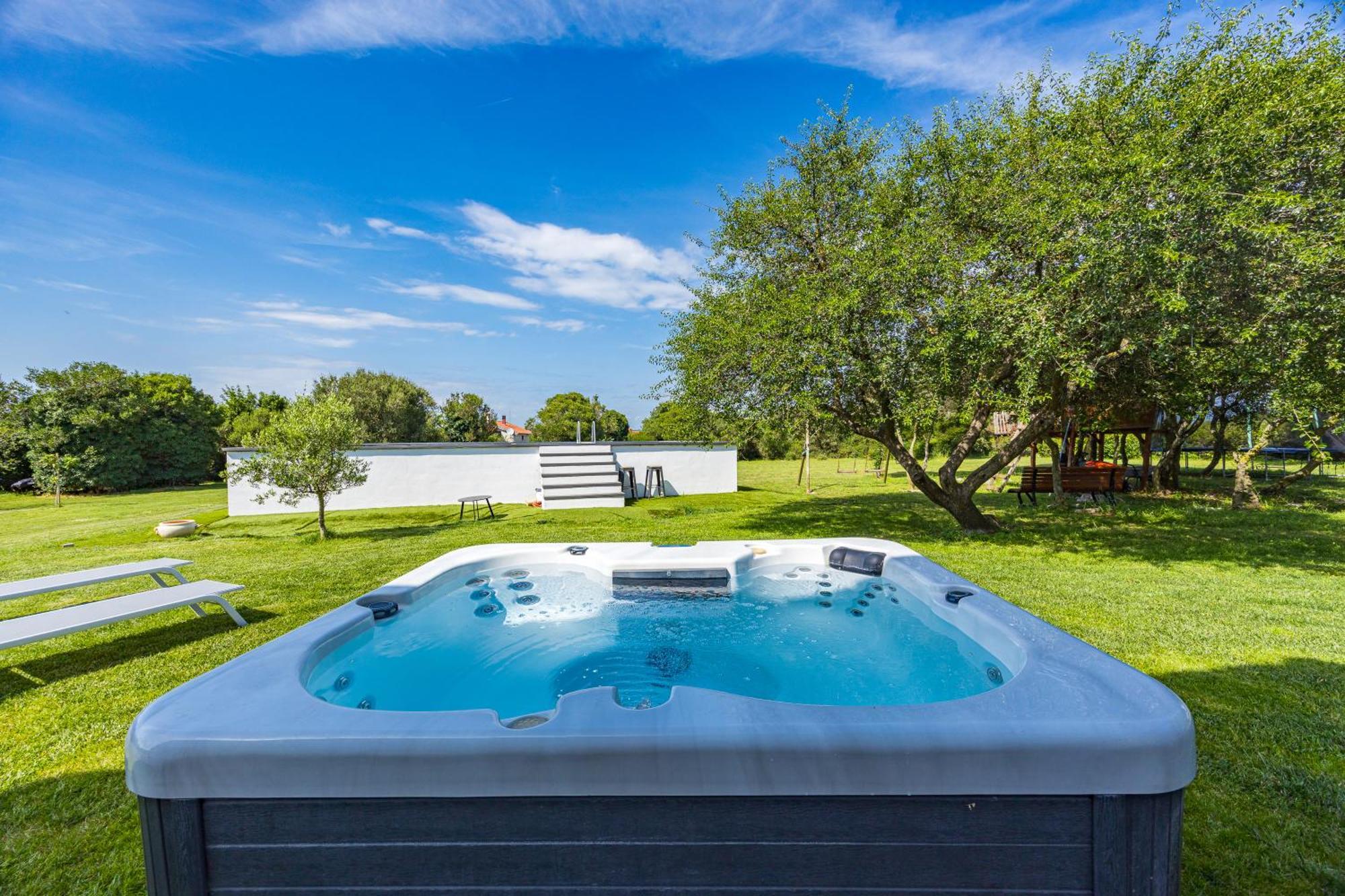 House Mirna With Swimming Pool And Jacuzzi