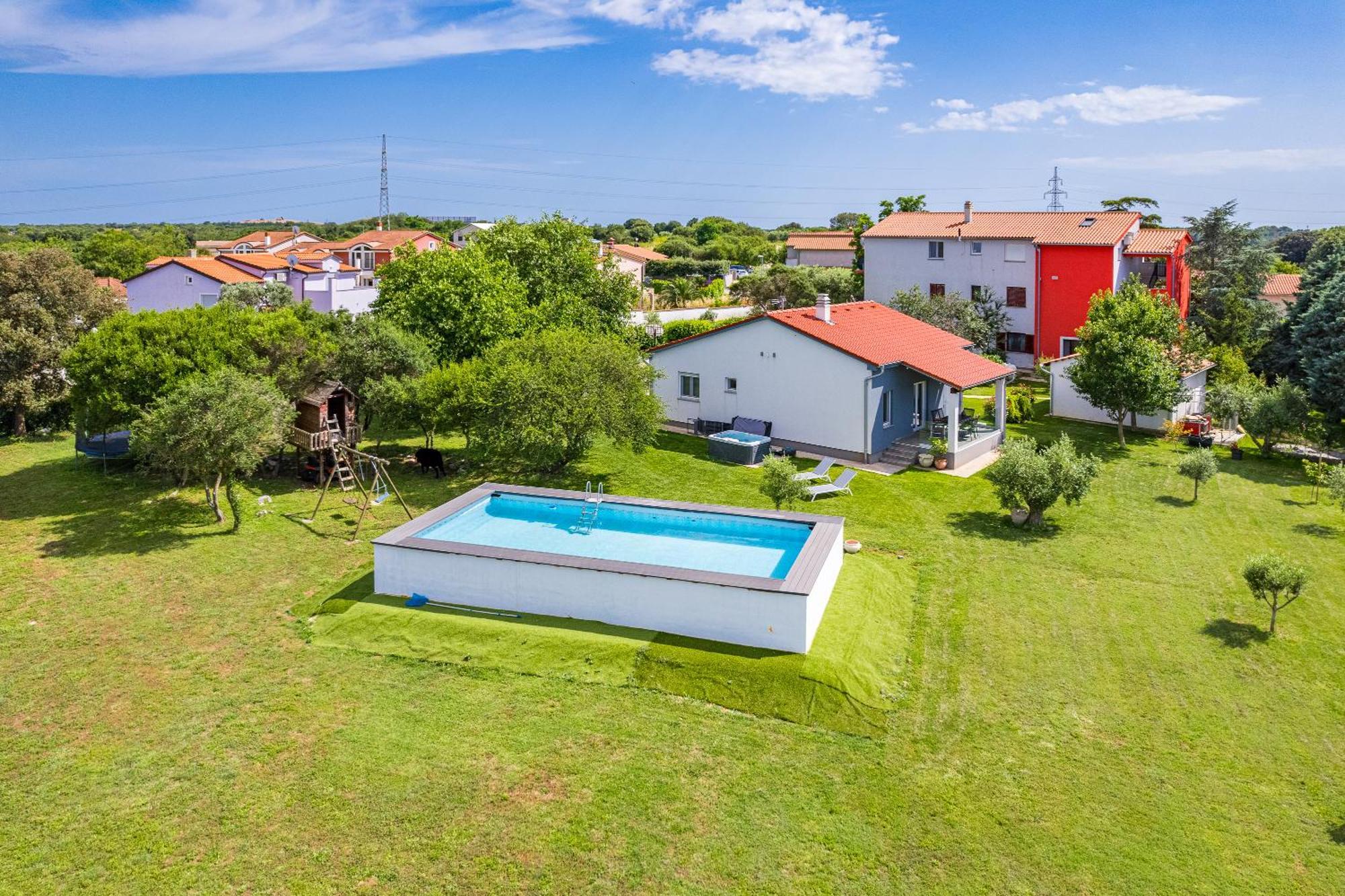 House Mirna With Swimming Pool And Jacuzzi Vikendica